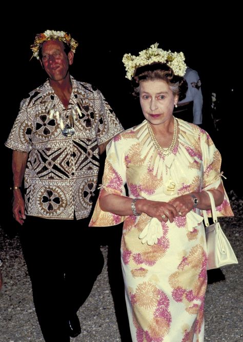 Heading to a Traditional Dinner in Tuvalu in 1982 Elizabeth Philip, Queen And Prince Phillip, Queen Elisabeth, Rainha Elizabeth Ii, Photos Of Prince, Hm The Queen, Royal Family England, Night At Home, Elisabeth Ii