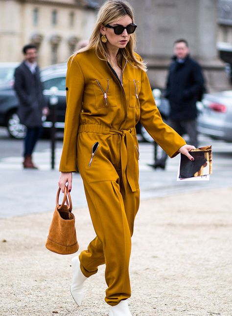 How To Master The Utility Street Style Look - Topshop Blog How To Wear A Jumpsuit, Fashion Gone Rouge, Jumpsuit Outfits, Boiler Suit, Jumpsuit Outfit, Cooler Look, White Heels, Feminine Look, Outfits Casuales