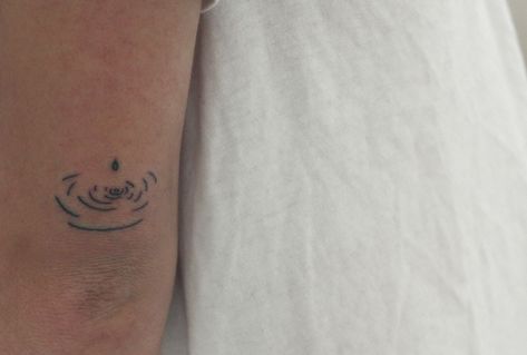 Water Drop Tattoo, Rain Tattoo, Petit Tattoo, Water Tattoo, Ocean Tattoos, Elbow Tattoos, Top Tattoos, Best Tattoo Designs, Small Tattoo