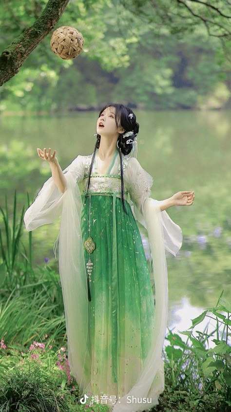 Chinese Hanfu Princesses, Chinese Wedding Dress Traditional, Chinese Clothing Traditional, Chinese Princess Dress, Traditional Asian Dress, Hanfu Girl, Chinese Traditional Dress, Chinese Princess, Chinese Wedding Dress