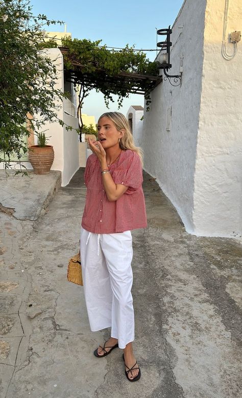 Summer Copenhagen Outfits, Tuscany Aesthetic Outfit, Lucy Williams Style Summer, Chic Loungewear Outfits Summer, Portugal Street Style Summer, Euro Spring Outfits, Linen Pants Street Style, European Vacation Outfits Summer, European Summer Outfits Casual