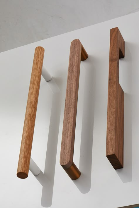 Wooden Handles Door, Wood Door Handle, Door Handle Design, Wardrobe Door Handles, Wardrobe Door Designs, Kitchen Door Handles, Palette Design, Wardrobe Handles, Door Design Modern