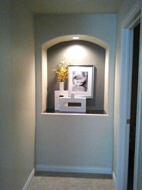 Love this niche idea Niche Decor Entryway, Wall Nook Ideas, Decorating A Niche In A Wall, Alcove Decor, Arched Wall Niche, Niche Decor Ideas, Niche Decorating Ideas, Wall Niche Decor, Wall Niche Ideas