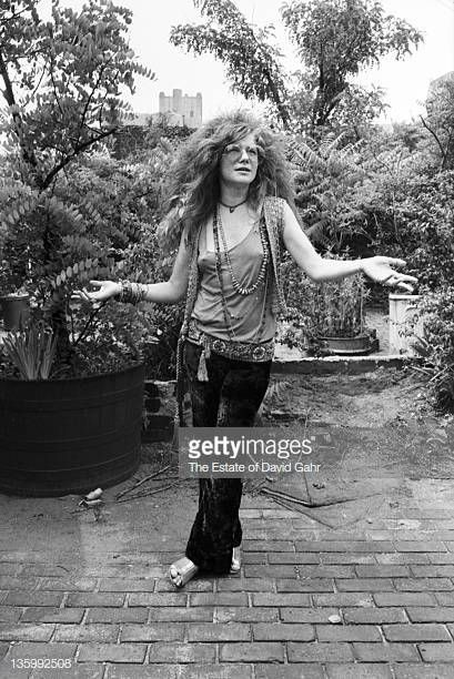 Blues singer Janis Joplin on the roof garden of the Chelsea Hotel in June 1970 in New York City New York Mundo Hippie, Acid Rock, Woodstock 1969, Chelsea Hotel, English Muffins, By Any Means Necessary, Musica Rock, I'm With The Band, Mötley Crüe