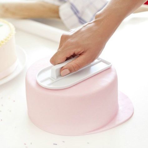 16 Cake Decorating Tools Every Baker Should Have: Like many I have always seen those fun and beautiful cakes on pinterest and instagram and I always wanted to know how they made them! I love cake decorating it is so much fun! So using this guide has helped me make better cakes and cupcakes at home that look like a professional bakery made it. I love this! If you are a beginner baker than you need these cake tools too! Save for later! Fondant Smoother, Cake Decorating For Beginners, 16 Cake, Cake Candy, Smooth Cake, Adult Birthday Cakes, Cake Decorating Kits, Easy Cake Decorating, Childrens Birthday Cakes