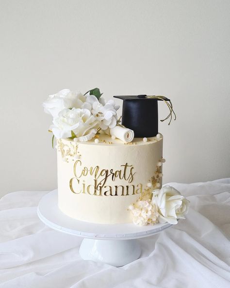 Graduation season is here again 🎓🧾. Congrats Cidianna 👏 👩‍🎓 #graduationceremony #graduationcake #classof2023 #unigraduation #congratulationcake #tarneit #truganina #mambourin #rockbank #carolinesprings #taylorslake #manorlakes #pointcookcakes #pointcook #sanctuarylakes Graduation Cake Ideas Nurse, Cake Nurse Graduation, Graduation And Birthday Cake Combined, Classy Graduation Cake, Congrats Cake Ideas, Orange Graduation Cake, Elegant Graduation Cakes, Graduation Cake Aesthetic, College Graduation Cake Ideas