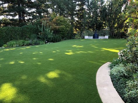 You don't have to be a professional landscaper to get the backyard of your dreams. Here's how! https://www.artificialturfexpress.com/blog/how-to-give-small-backyards-a-full-makeover-with-the-best-artificial-turf Backyard Landscaping With Artificial Turf, Artificial Turf Backyard Ideas, Artificial Grass Landscape, Backyard Landscaping Artificial Turf, Artificial Turf Backyard, How To Lay Fake Grass Artificial Turf, Realistic Artificial Turf, Turf Backyard, Installing Artificial Turf