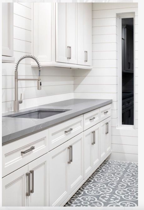 Farmhouse Utility Room, Kitchen With Farmhouse Sink, White Cabinets White Countertops, Spec House, Grey Counter, Modern Farmhouse Interior Design, Ideas Cocina, Gray Counter, Mudroom Ideas