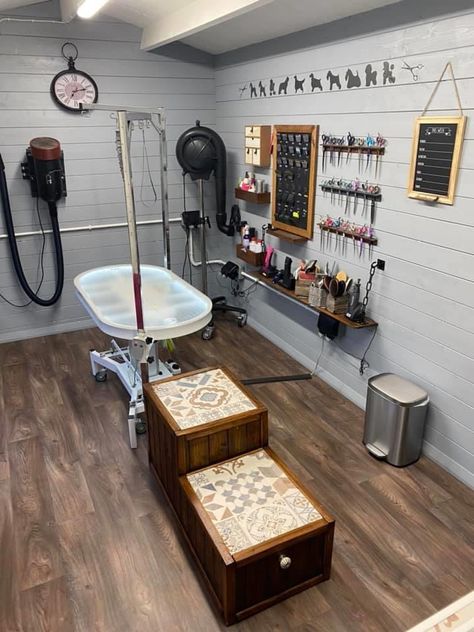 Dog Groomer Set Up, Dog Groomer Home Salon, Dog Grooming Tool Organization Ideas, Grooming Dogs Salon Design, Dog Groomer Organization, Home Pet Grooming Salon, Dog Grooming Table Ideas, Pet Groomer Salon, Dog Grooming Parlour Ideas