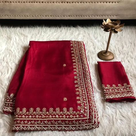 ♥️🧁D@D♥️🧁 Maroon Premium Pure Organza Silk drapes of luxury embellished with antique pearl sequins cut daana handwork & running handwork bp @ ₹7500 shipping free for Our Resellers Colour Customisation Possible ♥️ Maroon Velvet Saree, Bridal Chunni, Gorgeous Lehengas, Handwork Saree, Red Suits, Saree Pattern, Digital Fashion Design, Velvet Saree, Bday Gifts For Him