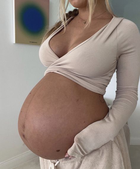 Baby Belly Pictures, Twin Belly, Twin Pregnancy Belly, The Lies We Steal, Pregnancy Belly Photos, Plus Size Maternity Dresses, Tammy Hembrow, Belly Photos, Pregnant Model