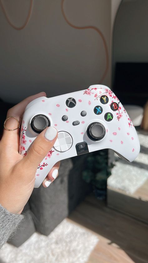 Cherry Blossom Gaming Setup, Cute Xbox Controller, Pastel Gamer Aesthetic, Gaming Girl Aesthetic, Xbox Controller Aesthetic, Girl Gamer Aesthetic, Xbox Gamerpics, Controller Aesthetic, Xbox Aesthetic