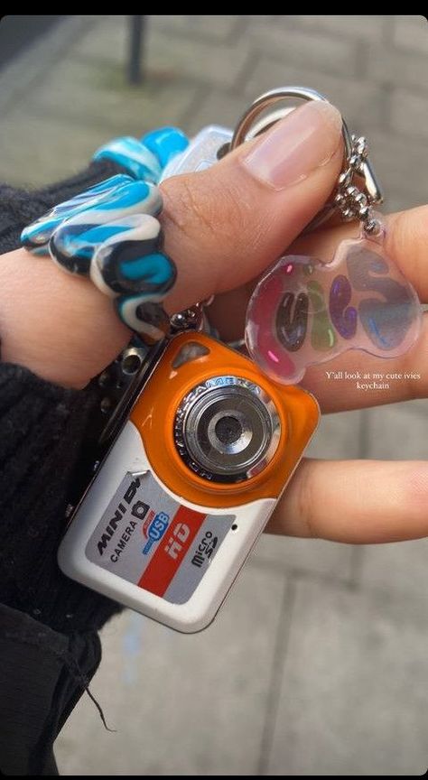 Key Ring Aesthetic, Car Keys Keychain Ideas, Car Keys Aesthetic, Cool Keychains, Car Deco, Carabiner Keychain, Inside My Bag, Retro Gadgets, Flip Phones