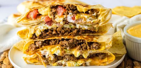 Cheeseburger Crunch Wrap, Slow Cooker Beef Ramen, Beef Ramen Noodles, Taco Bell Crunchwrap Supreme, Taco Bell Crunchwrap, Homemade Crunchwrap, Taco Bell Copycat, Beef Ramen, Crunch Wrap