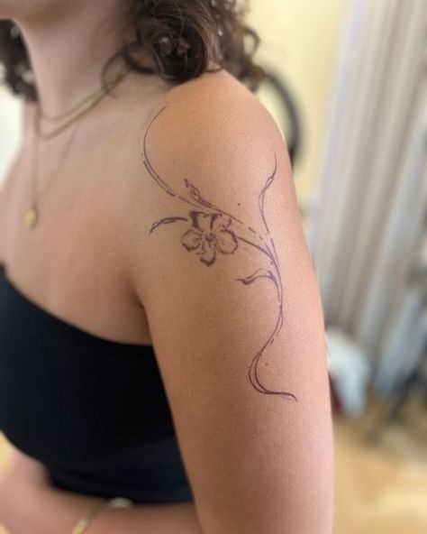 Freehand Flower Tattoo, Around Arm Tattoo Women, Wispy Flower Tattoo, Flowy Flower Tattoo, Simple Tattoos Arm, May Tattoos, Tattoo Flower Designs, Flowy Tattoo, Back Tattoo Flower