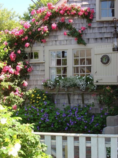 House With Flowers, Nantucket Style Homes, Nantucket Cottage, Nantucket Style, Garden Vines, Cottage Exterior, White Picket Fence, Modern Restaurant, Inspire Me Home Decor