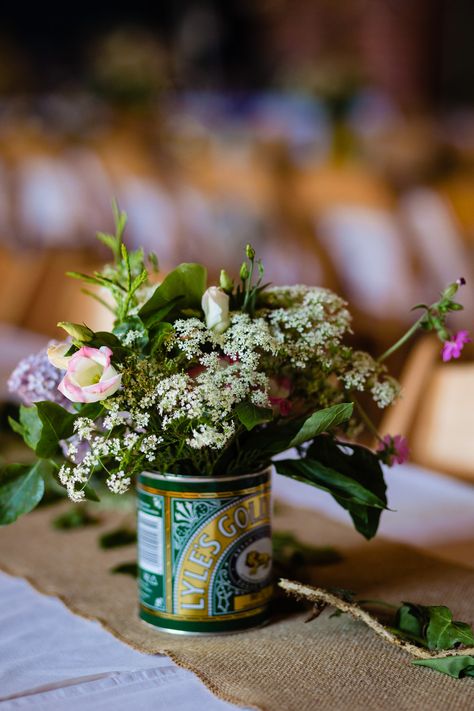 Colorful Vintage Wedding Decor, Fun Wedding Centerpieces, Vintage Floral Arrangements Wedding, Upcycled Wedding Decor, Pioneer Wedding, Wedding Potted Flowers, Spring Wedding Simple, Diy Farm Wedding, Funky Wedding Table Decor