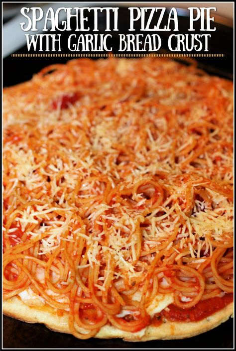 Spaghetti Pizza Recipe, Spaghetti Sandwich Garlic Bread, Spagetti Pizza, Pasta On Pizza, Mac And Cheese Pizza, Field Meals, Pasta Garlic, Bread Crust, Spaghetti Pizza