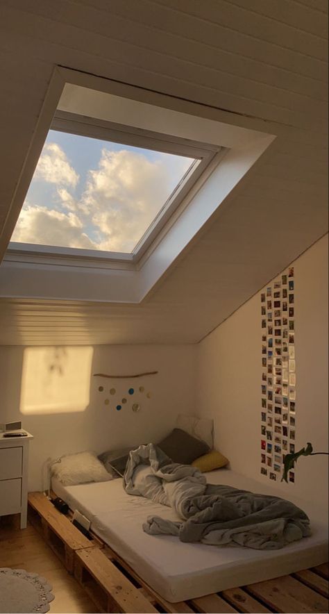 Room Inspo Tilted Roof, Sky Window Bedroom, Room Loft Ideas, Dream Rooms For Adults, Attic Room Aesthetic, Aesthetic Attic Bedroom, Bedroom Ideas Attic, Attic Aesthetic, Cozy Loft Bedroom