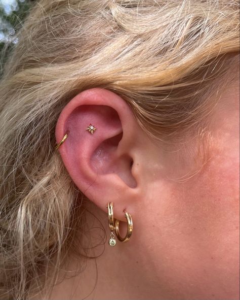 My ear ate this uppp ngl #aesthetic #piercing Inside Of Ear Piercing, Dainty Earscapes, Simple Gold Piercings, Cartilage Piercing Aesthetic, Flat And Cartilage Piercing, Earscapes Simple, Cute Multiple Ear Piercings, Eat Piercings Silver, Ear Flat Piercing Ideas