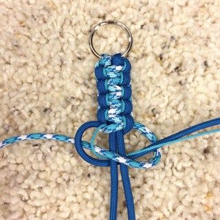 Picture of Paracord Key Instructions - Step 4 Paracord Keychain Diy, Parachute Cord Crafts, Diy Macrame Wall Hanging, Paracord Projects Diy, Paracord Bracelet Tutorial, Paracord Braids, Cords Crafts, Paracord Bracelet Diy, Paracord Diy