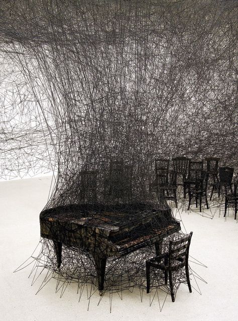 installation by Japan-born, Berlin-based artist Chiharu Shiota / #art #installation String Installation, Chiharu Shiota, Illusion Kunst, Thread Art, Piece Of Art, Art Installation, Sculpture Installation, Land Art, Pics Art