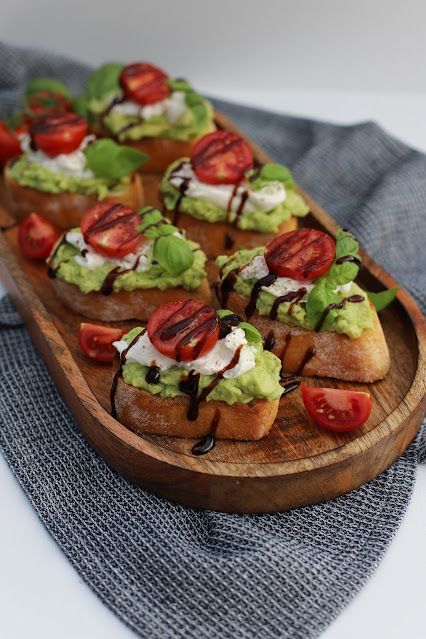 Avocado Burrata Bruschetta Recipes For Dinner Mexican, Bruchetta Appetizers, Burrata Bruschetta, Avocado Bruschetta, Bean Dip Recipes, Healthy Dinner Ideas, Turkey Burger Recipes, Appetizers Easy Finger Food, Breakfast Nook