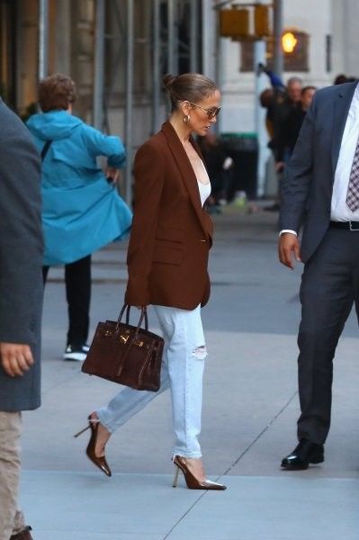 Jlo Casual Outfits Street Style, Brown Blazer And Jeans Outfit, Jennifer Lopez Casual Outfits, Jlo Fashion Outfits, J Lo Makeup, Jlo Street Style, Jennifer Lopez Style, Adele Style, Elegant Black Women