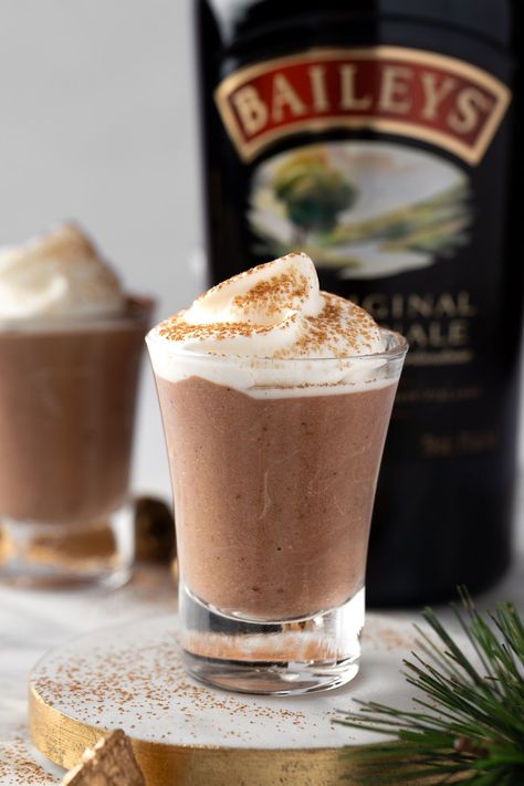 These Baileys Pudding Shots are an easy 4 ingredient recipe that is perfect for making around the holidays. They are made with chocolate pudding and you can easily mix in some Kahlua or vodka. Baileys Pudding Shots, Baileys Pudding, Vanilla Pudding Shots, Rumchata Pudding Shots, How To Make Pudding, Pudding Shot Recipes, Unique Cocktail Recipes, Chocolate Baileys, Easy Puddings