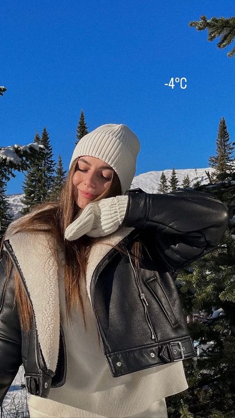 Queenstown Winter Outfit, Outfits For Canada Winter, Switzerland Outfit Ideas, Canada Outfit Winter, Snow Photoshoot Ideas, Bariloche Outfits, Snow Ootd, Snow Outfit Ideas, Snow Outfits For Women