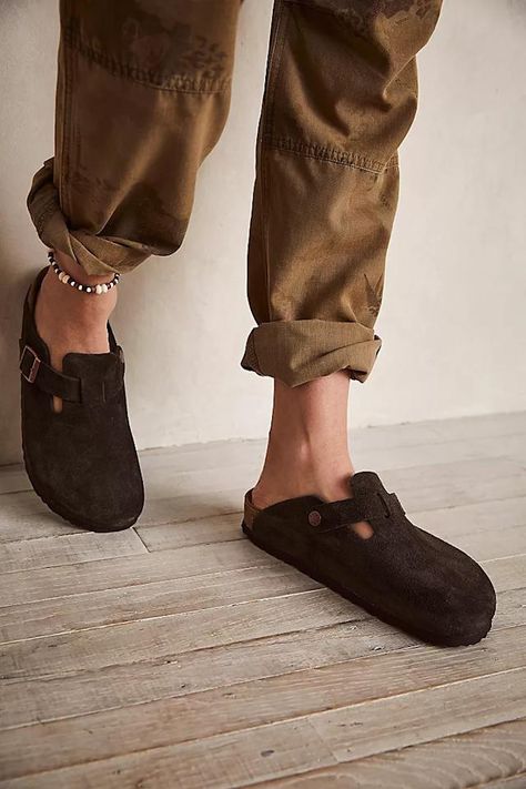 Birkenstock Boston Outfit Men, Birkenstock Clogs Outfit, Birkenstock Boston Outfit, Boston Soft Footbed, Boston Outfits, Birkenstock Outfit, Clogs Outfit, Birkenstock Women, Birkenstock Boston