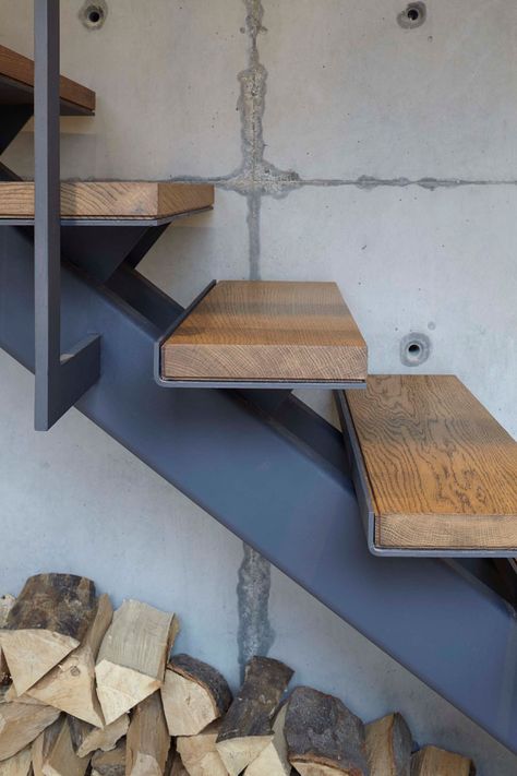 Re:model — Steel and wood stairs Cantilevered Stairs, Cantilever Staircase, Scale Loft, سلالم حلزونية, Industrial Stairs, Cantilever Stairs, Detail Arsitektur, Escalier Design, Loft Stairs