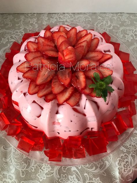 Strawberry gelatin. Gelatina de fresas Strawberry Gelatin, Gelatin Cake, Mexican Snack Foods, Jello Mold Recipes, Dessert Table Birthday, Jello Cake, Gelatin Recipes, Mango Dessert, Mexican Snacks