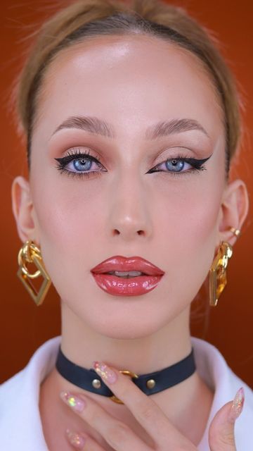 Renata Santti on Instagram: "doe eyes vs siren eyes ib trend ib @hayley_bui" Siren Eyes Vs Doe, Doe Eyes Vs Siren Eyes, Photoshoot Hair And Makeup, Coloured Eyeliner, Modern Sari, Hayley Bui, 60s Fashion Vintage, Siren Eyes, Photoshoot Hair