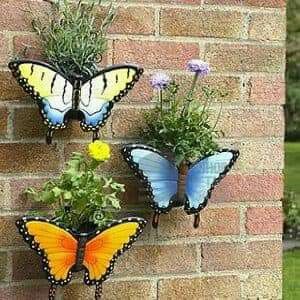 Butterfly Garden Art, Wall Planters Outdoor, نباتات منزلية, Wall Planters, Recycled Garden, Painted Flower Pots, Plastic Bottle Crafts, Unusual Flowers, House Plants Decor