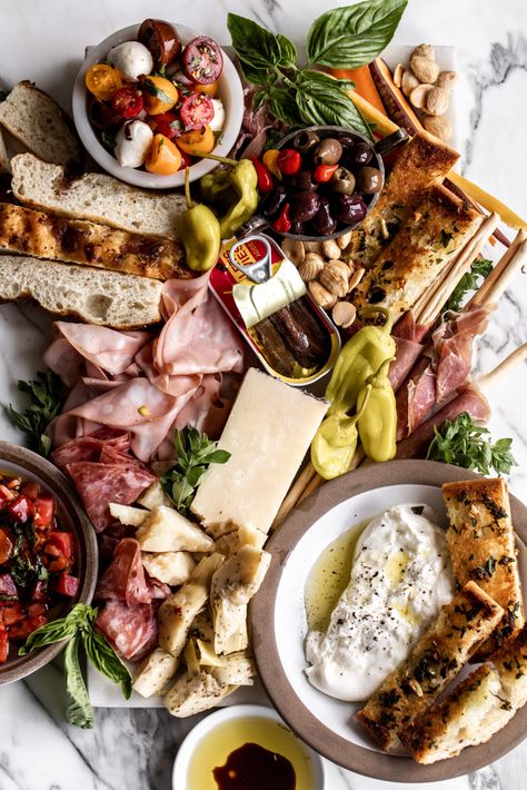 Antipasto Platter - Cooking with Cocktail Rings Medditeranean Food, Labor Day Food Ideas, Labor Day Food, Antipasti Platter, Platter Food, Italian Antipasto, Italian Dinner Party, Italian Party, Small Appetizers