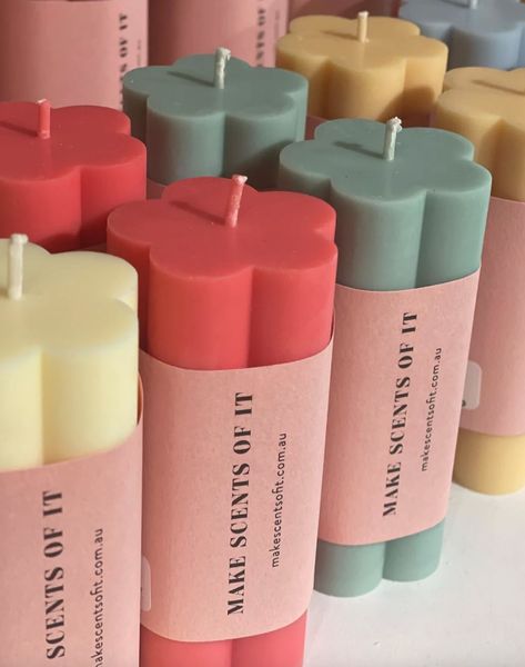 Preppy Candles, Daisy Candle, Unique Candle Molds, Pastel Candles, Colourful Candles, Candle Box Packaging, Pretty Candles, Candle Making Recipes, Homemade Scented Candles