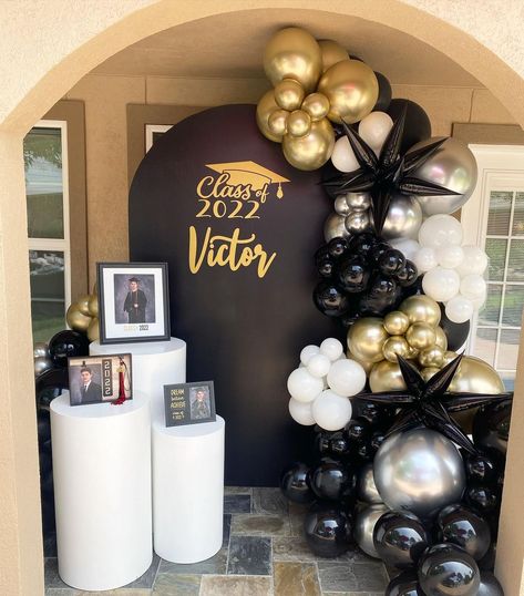 @laurasballoondecorations shared a photo on Instagram: “Class of 2022 👨🏻‍🎓🎓🎉 #laurasballoondecorations #classof2022 #graduationballoons #graduationparty #balloondecor #balloondecorations…” • Jun 7, 2022 at 7:27pm UTC Graduation Party Photo Booth, Law School Graduation Party, Graduation Party Pictures, Homemade Birthday Gifts, College Grad Party, Graduation Party Backdrops, Backyard Graduation Party, Instagram Class, Gold Graduation Party