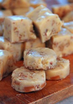 Yay! Another fudge recipe that requires absolutely NO boiling or candy thermometers. This is a super easy, super fast, super tasty f... Pecan Fudge, White Chocolate Fudge, Candy Truffles, Homemade Fudge, Candy Recipes Homemade, Christmas Candy Recipes, Maple Pecan, Fudge Recipe, Fall Dinner