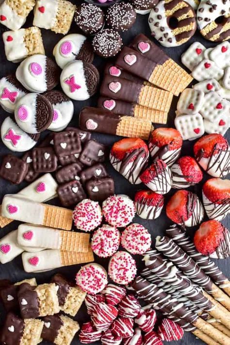 Dessert Charcuterie Board, Chocolate Covered Desserts, Dessert Charcuterie, Chocolate Covered Strawberry Recipe, Chocolate Covered Fruit, Dessert Platter, Chocolate Covered Treats, Valentine Desserts, Covered Strawberries