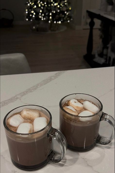 Aesthetic Drinks, Peppermint Hot Chocolate, Hot Chocolate Marshmallows, Hot Coco, Cozy Moments, Pretty Drinks, Christmas Inspo, Christmas Mood, Food Obsession