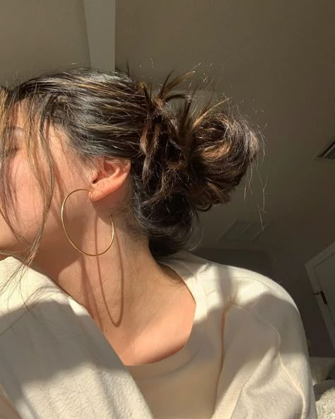 Loose Bun, Minimal Hair, Loose Buns, Flipagram Instagram, Pose Fotografi, Self Portrait Poses, Selfie Ideas Instagram, Foto Ideas Instagram, Instagram Photo Inspiration