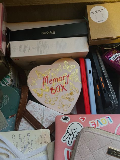 Box Of Memories Aesthetic, Memory Box Aesthetic, Memory Box Ideas Diy, Memories Box Diy, Memory Box Gift, Memories Aesthetic, Memories Box, Memory Boxes, Memory Scrapbook