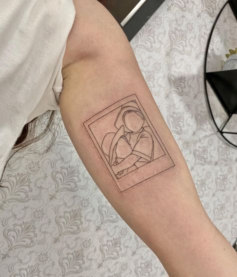 Line Art Portrait Tattoo, Polaroid Outline Tattoo, Photo Line Tattoo, Fine Line People Tattoo, Poloroid Tattoo Pictures, Picture Tattoos Outline, Minimalist Portrait Tattoo, People Outline Tattoo, Fine Line Portrait Tattoo