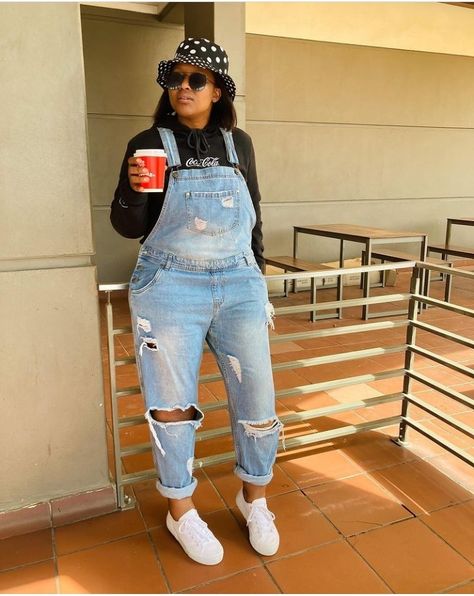 Black Women Overalls Outfit, Dreamville Outfits, Overalls Outfit Black Women, Women Overalls Outfits, Overalls Outfit Fall, Jean Overall Outfits, Black Festival Outfit, Outfit Black Women, Overall Outfit