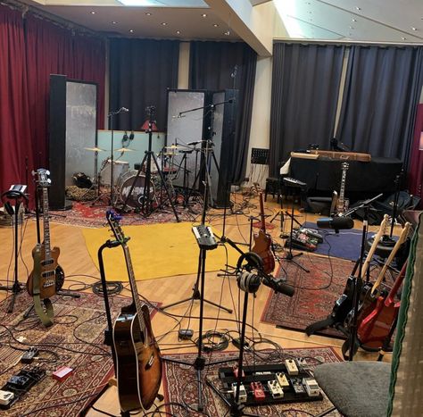 Studio Room Aesthetic Music, Gibson Aesthetic, Music Rehearsal Aesthetic, Music Rehearsal Room, Band Studio Aesthetic, Band Rehearsal Room, Band Rehearsal Aesthetic, Band Practice Room Aesthetic, Band Life Aesthetic