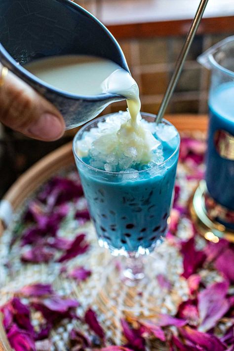 Satisfy your thirst by making a delicious drink with this butterfly pea blue milk tea with boba pearls. This yummy and refreshing beverage mixes butterfly pea flower tea powder with condensed milk and the enjoyable chewiness of tapioca pearls. It's such an enchanting drink with deep blue. All natural coloring too! #bluemilktea #butterflytea #butteflymilktea #blueteaboba #bobatea #bluetea #butterflypeatea #bluedrinks Nature, Butterfly Pea Flower Recipe, Milk Tea With Boba, Thai Iced Coffee, Pea Flower Tea, Butterfly Pea Tea, Butterfly Pea Flower Tea, Milk Tea Recipes, Shrimp Cakes