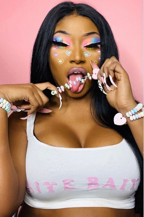 Beauty influencer Jaiye Pierre creates a sweet heart makeup look. Candy Heart Makeup, Cake Makeup Look, Candy Themed Makeup, Candy Makeup Look, Pastel Eyeshadow Looks, Cupcake Makeup, Pastel Makeup Looks, Heart Makeup Look, Concert Makeup Looks