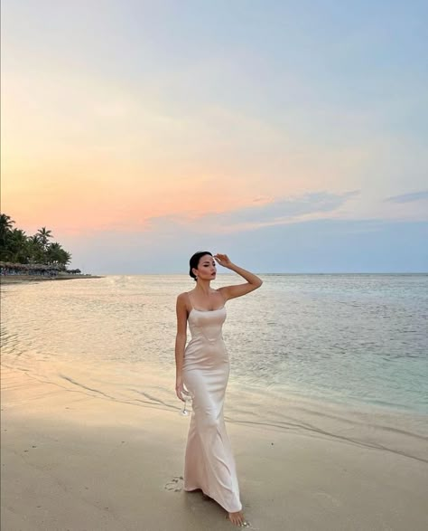 Beach Dress Pictures, Beach Sunset Photoshoot, Beach Dress Photoshoot, Beach Photo Inspiration, Beach Evening, Beach Instagram Pictures, Beachy Outfits, Summer Picture Poses, Beach Pictures Poses