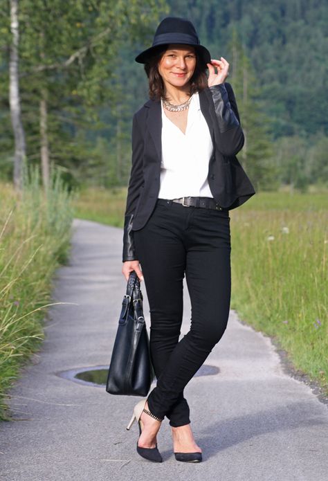 Lady of Style. A Fashion Blog for Mature Women. How To Wear A Fedora Women, Lady Of Style, Gorgeous Lady, Casual Chic Outfits, All White Outfit, Summer Hat, Neutral Outfit, Casual Chic Outfit, My Town